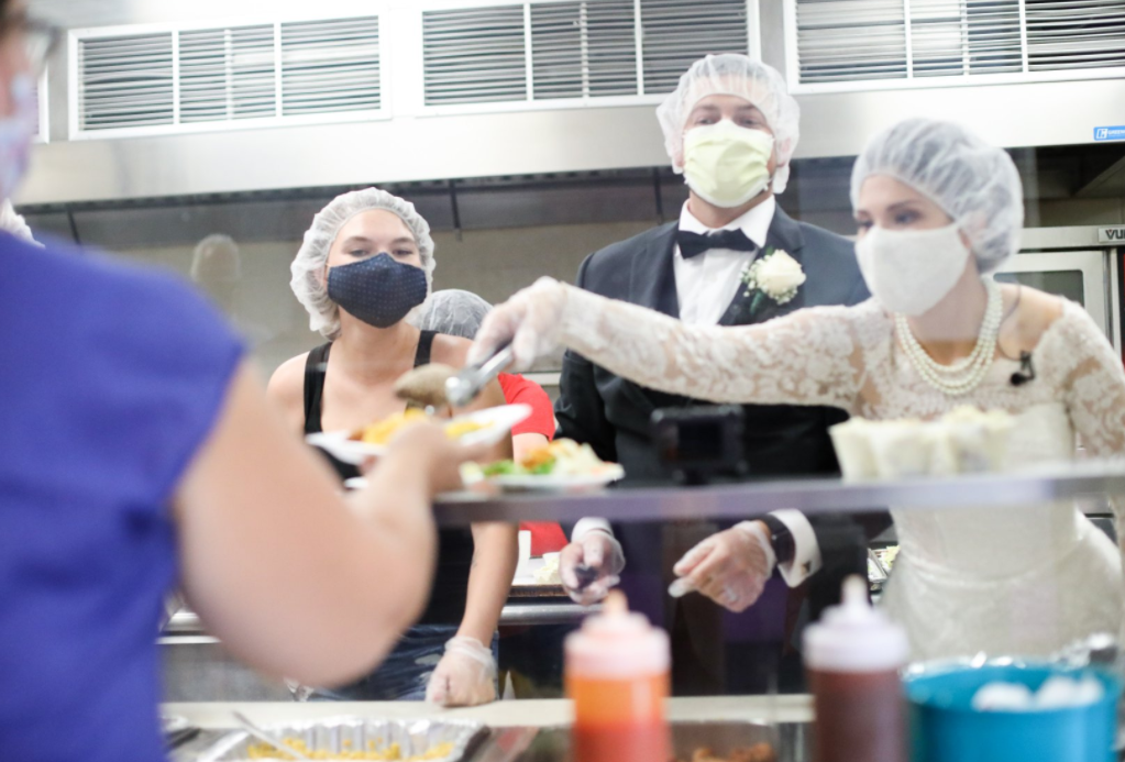 Casal conta como transformou sua festa de casamento em banquete para abrigo