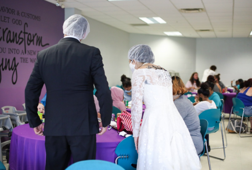 Casal cancela festa de casamento e doa refeições para abrigo