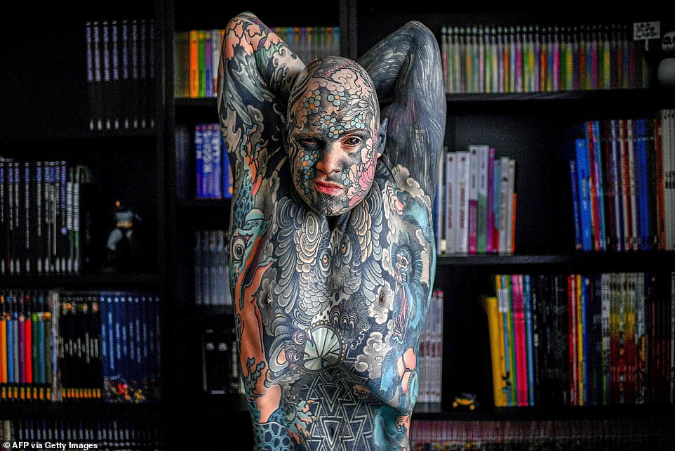 Professor todo tatuado é denunciado por pais por assustar crianças