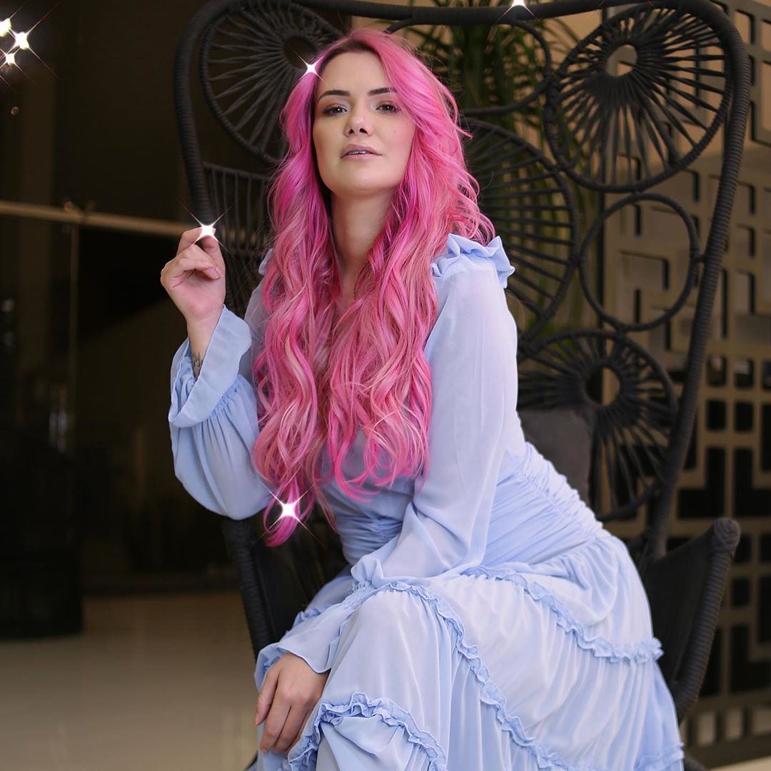 Marcela Mc Gowan abandona fios rosas, muda visual e recebe chuva de elogios