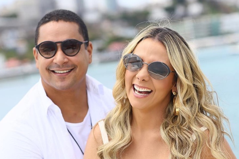 Xanddy clica a mulher, Carla Perez, tomando sol de biquíni fio-dental