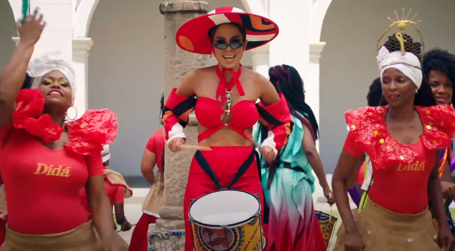 Anitta leiloa look usado em 'Me Gusta' para arrecadar fundos ao Pantanal