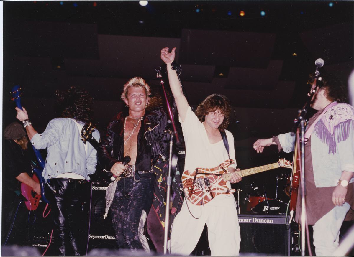 Músicos se despedem de Eddie Van Halen com homenagens comoventes