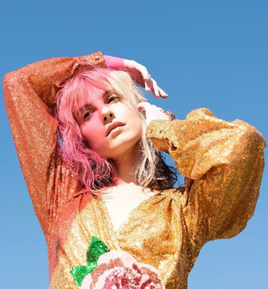 Hayley Williams defende fãs LGBTQ+ após polêmica envolvendo ex-guitarrista