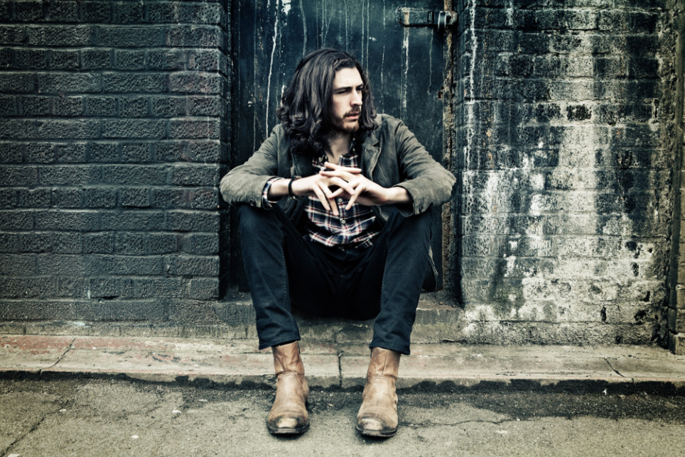 Hozier dá gorjeta a artista de rua que fazia cover de 'Take Me to Church'