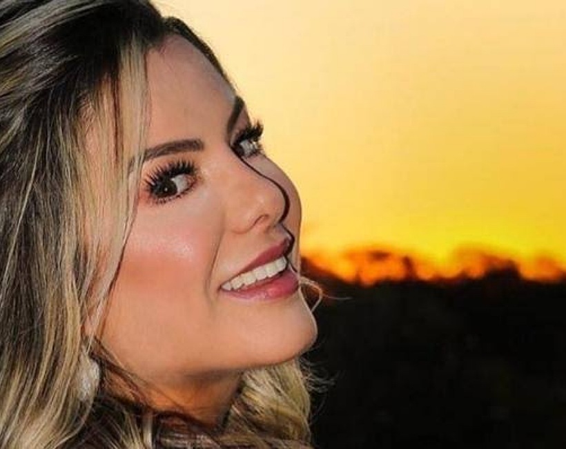 Aos 43, mulher de Leonardo arranca elogio em foto com biquíni bem pequeno