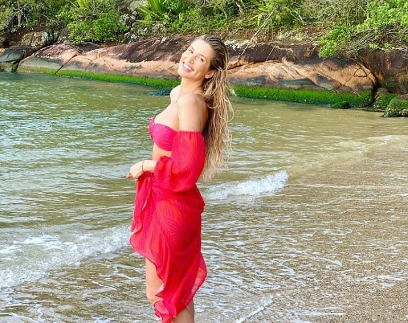 Lívia Andrade encantou os seguidores com fotos de biquíni em um cenário paradisíaco