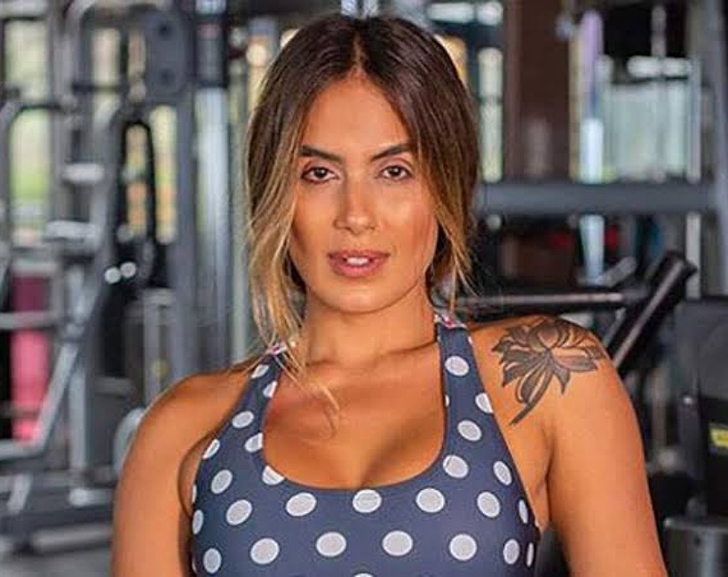 Ex-BBB capricha em foto de biquíni, mostra corpão e arranca elogios