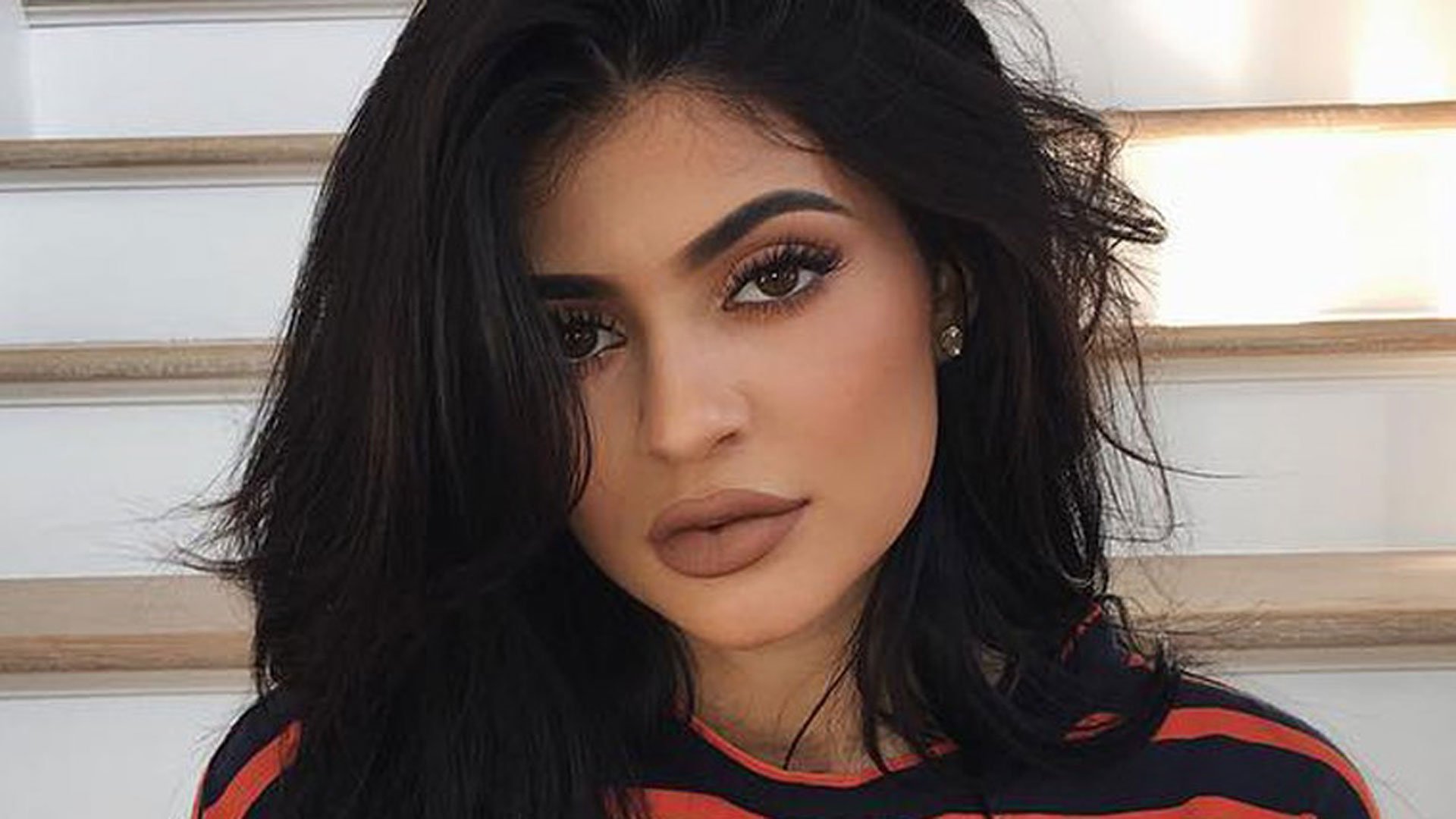Kylie Jenner faz sucesso com fantasia de super-heroína para o Halloween