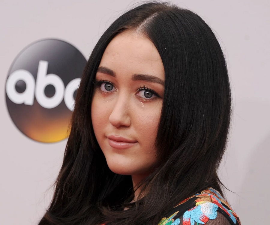 Irmã de Miley Cyrus surpreende e vai de biquíni a premiação