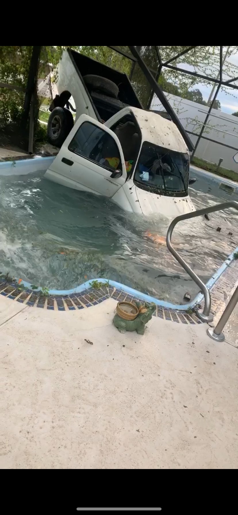 Carro invade casa e cai em piscina ao evitar acidente em estrada, nos EUA