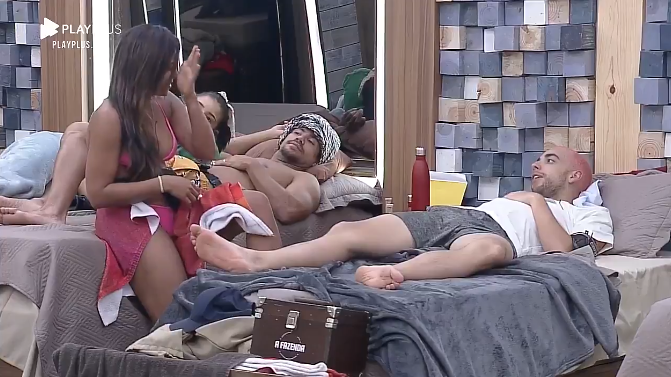 Tays pede para que Lucas e Lipe usem biquíni caso ela volte da roça: "Fechou"