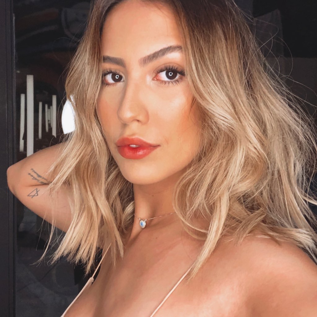 Gabi Brandt mostra barrigão de biquíni e surpreende fãs pelo tamanho