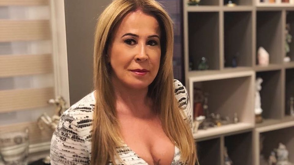 Com bumbum "turbinado", Zilu mostra corpão em look colado e ganha elogios