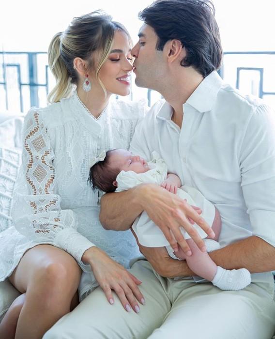 Com 1 mês, filha de Kaká e Carol aparece sorrindo e encanta nas redes sociais