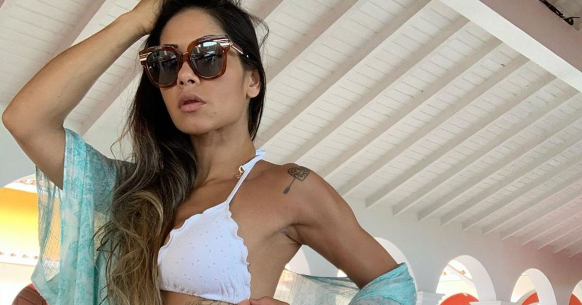 Mayra Cardi abusa da sensualidade em post só de calcinha e sobe temperatura