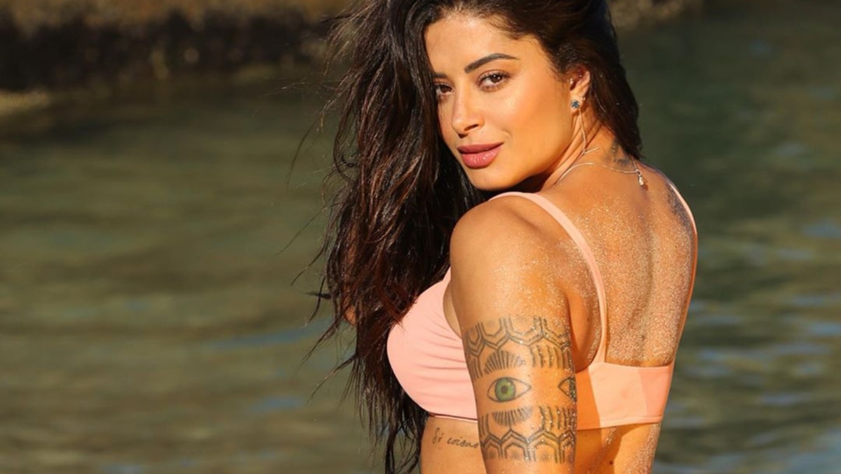 Aline Riscado aparece só de calcinha em janela e faz seguidores pirarem