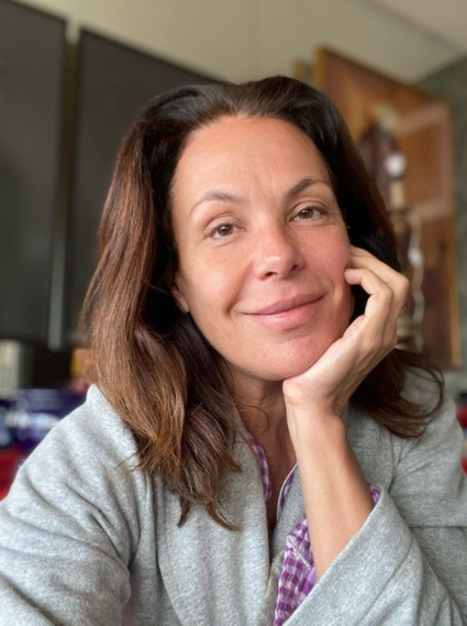 Carolina Ferraz ganha elogios ao aparecer sem make e com 'cara amassada'