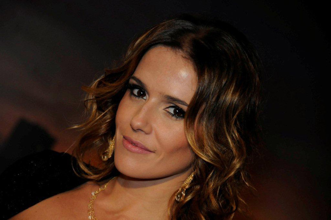 De roupão, Deborah Secco já posa nos bastidores de Salve-se Quem Puder