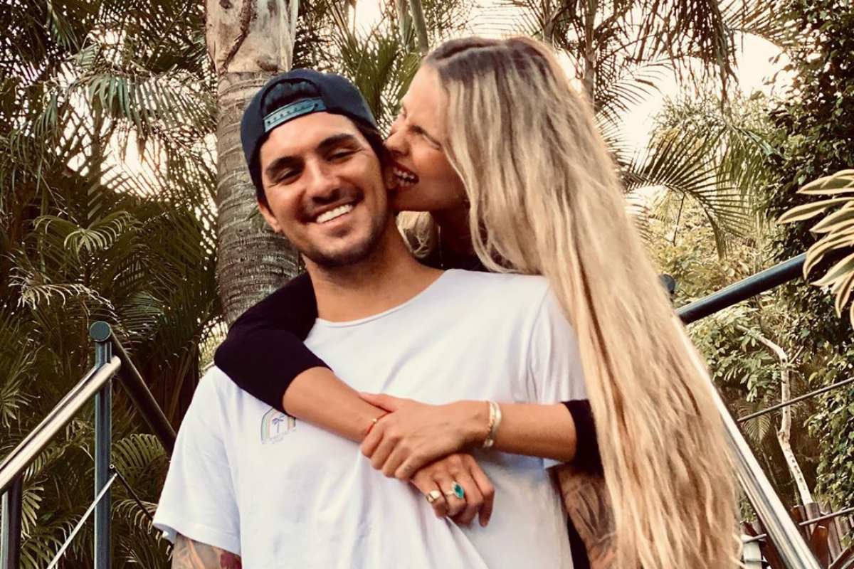 Yasmin Brunet grávida? Medina aparece acariciando barriga da namorada