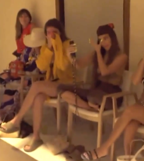 Vídeo mostra reação de Kim Kardashian ao assistir holograma do pai