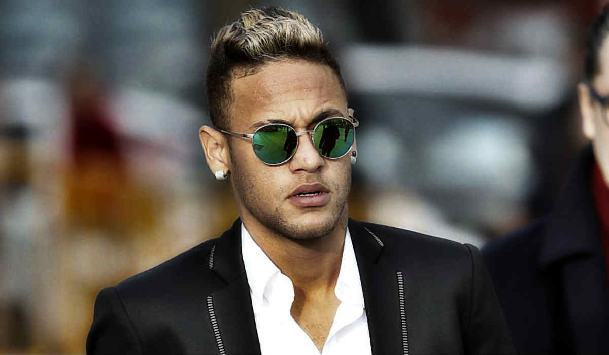 Neymar desembarca com cantora no Brasil, e fãs repercutem "affair" nas redes