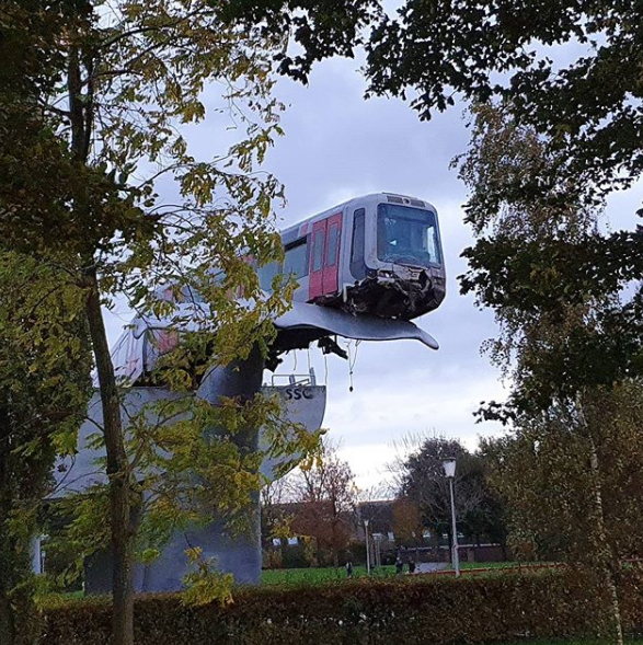 Na Holanda, escultura impede que metrô caia de uma altura de 10 metros