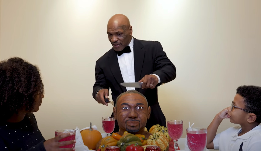 Mike Tyson oferece bolo no formato da cabeça de Roy Jones Jr. em ceia