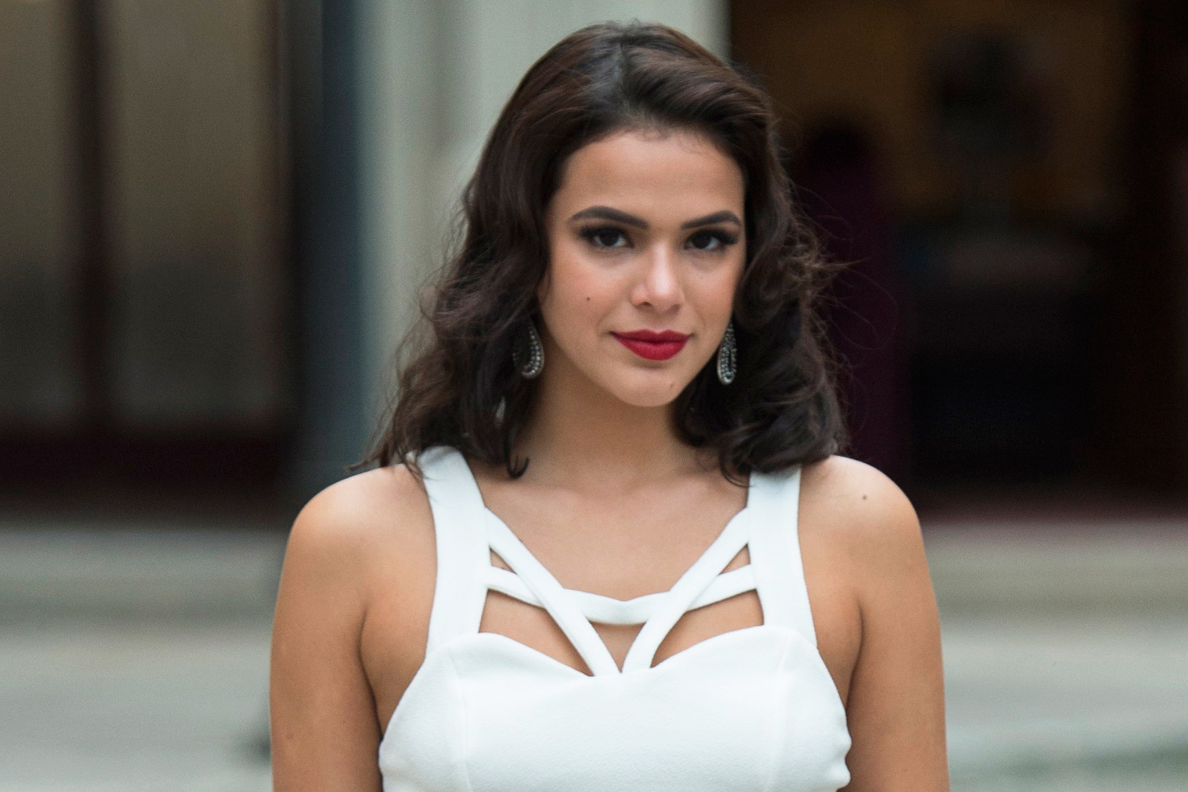 Bruna Marquezine é elogiada por barriguinha chapada em clique de sutiã