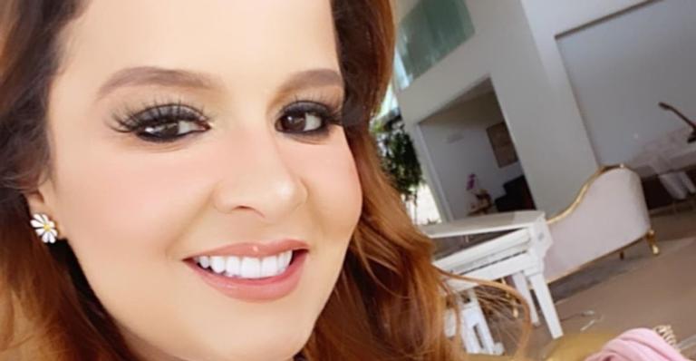 Maiara aproveita dia de sol e ostenta corpão em biquíni branco fininho