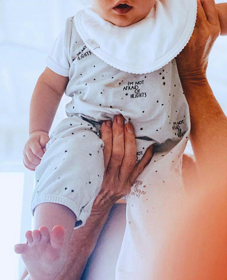 Giovanna Ewbank e Bruno Gagliasso deram boas-vindas a Zayn em Julho de 2020, o terceiro filho do casal. O caçula é irmão de Titi e Bless