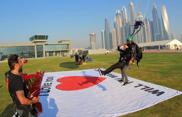 Fernando Zor supreendeu Maiara com um pedido de casamento durante um salto de paraquedas em Dubai