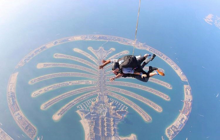 Fernando Zor supreendeu Maiara com um pedido de casamento durante um salto de paraquedas em Dubai