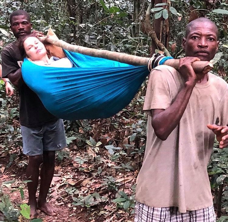 Ashley Judd quebrou a perna em quatro locais e sofreu uma lesão no nervo durante um acidente em uma floresta no Congo. A atriz encarou uma jornada de 55 horas até ser transportada e operada na África do Sul
