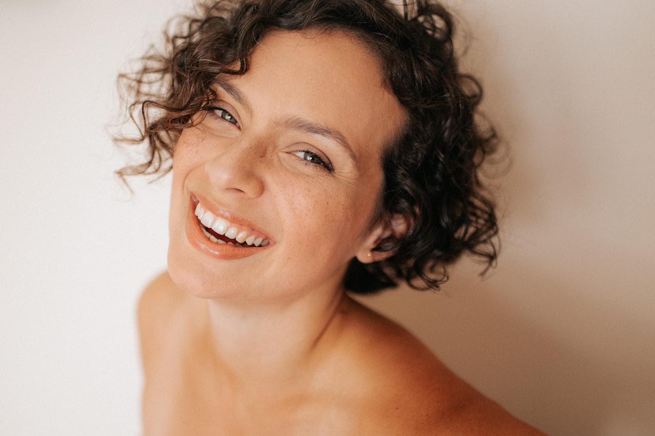 Ana Carol lança versão de “Bicho Burro”, faixa compõe primeiro álbum da cantora