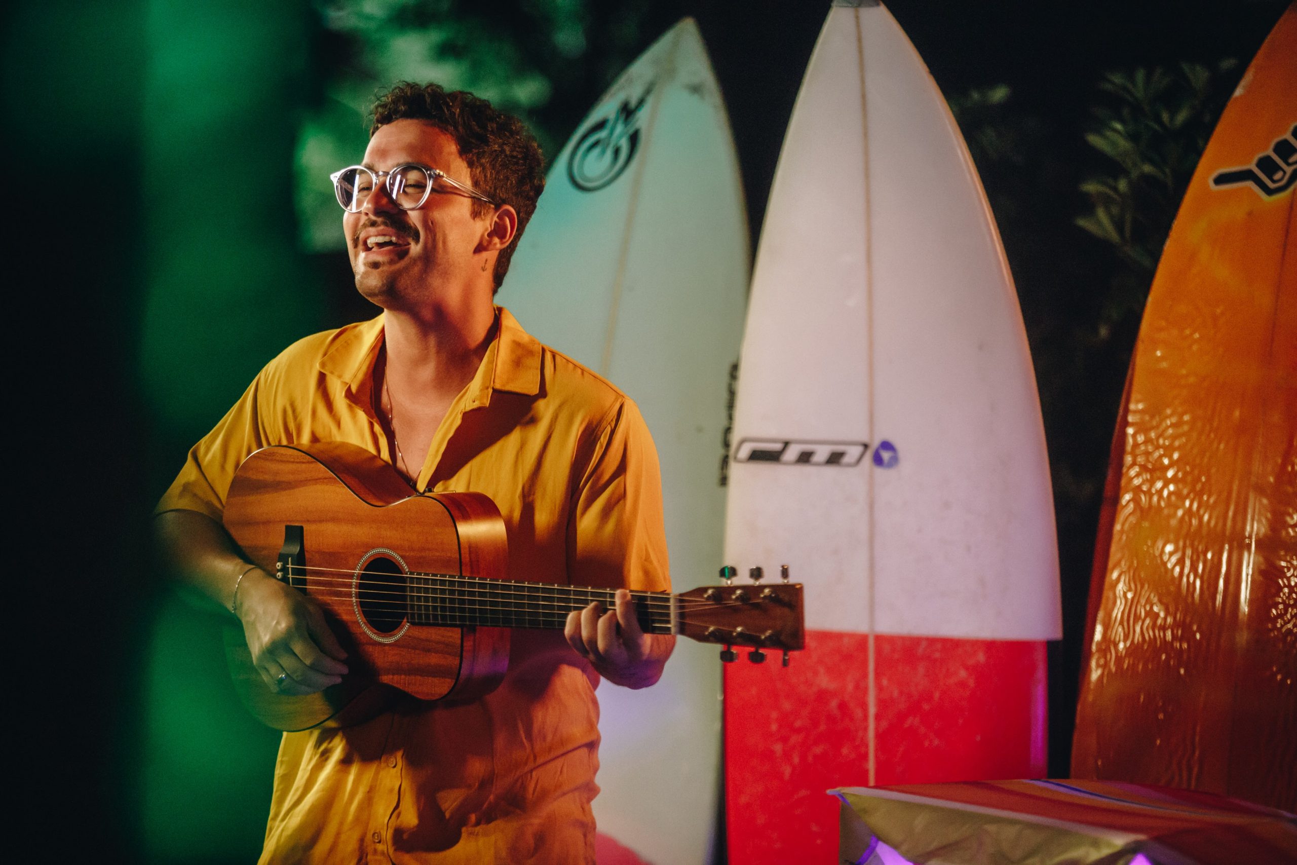 Com estilo praieiro, Filipe Toca lança single “Jack Johnson" junto com clipe; confira