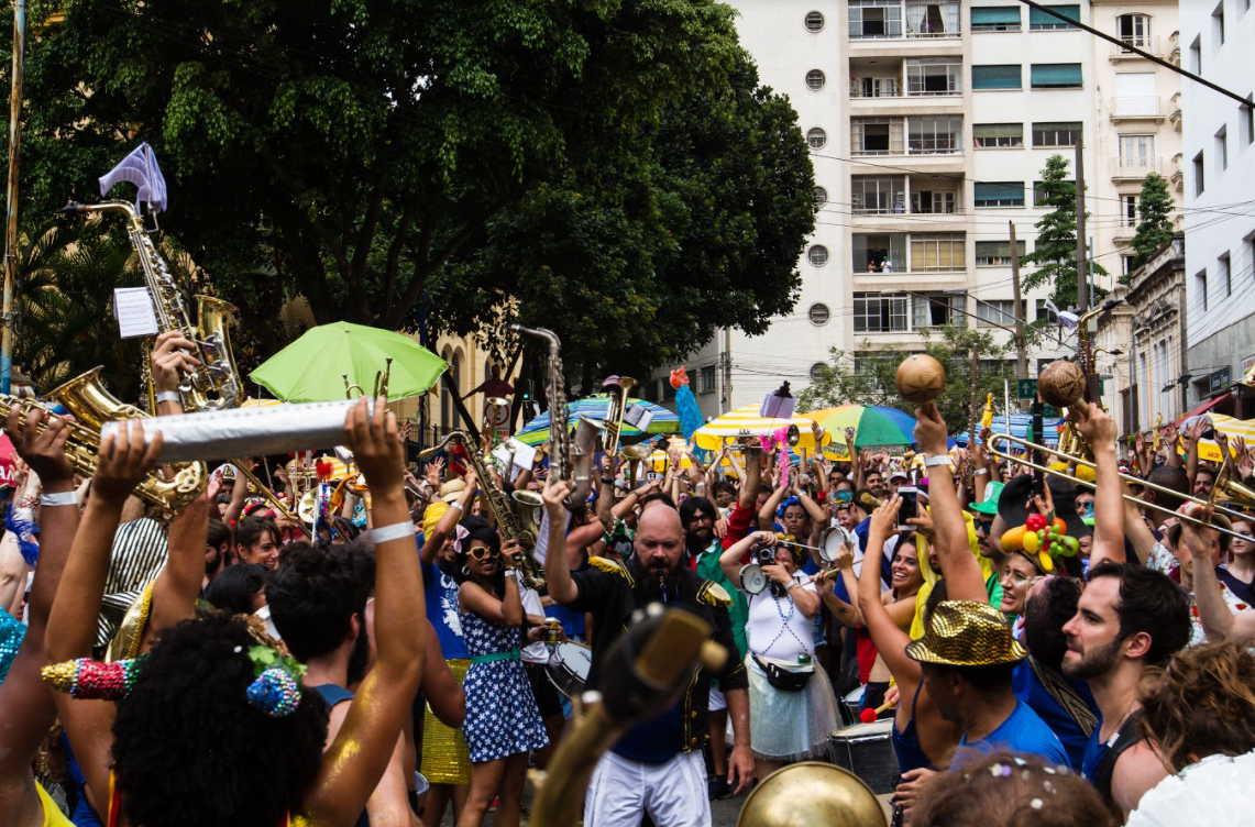 A Espetacular Charanga do França reacende, em tempos difíceis, o espírito carnavalesco
