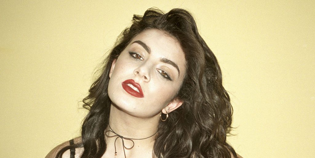 Charlie XCX lançará documentário "Alone Together" no SWSX