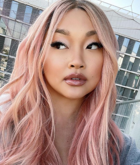 Lana Condor arranca elogios ao aparecer com visual totalmente diferente