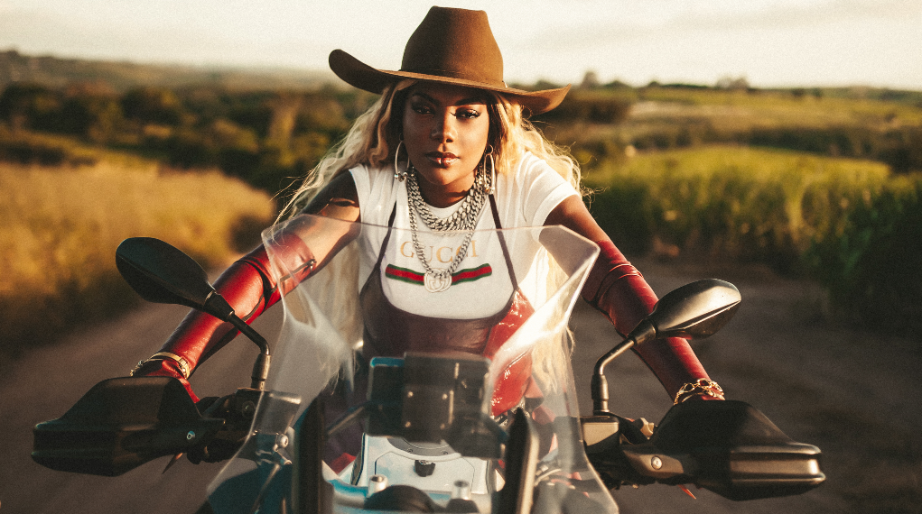 Com clima de faroeste misturado com paredão megatron, Ludmilla lança "Pra Te Machucar"