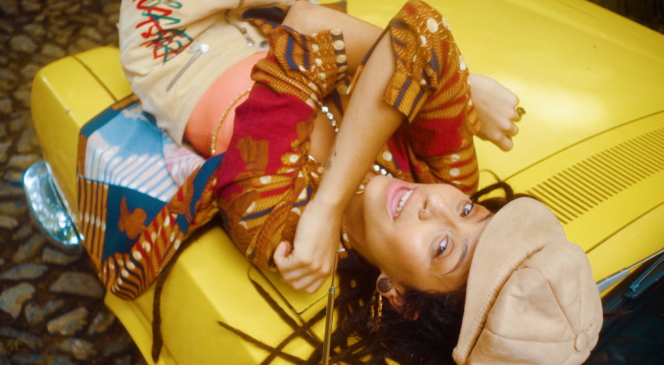 Marina Peralta ressalta a importância da autoconfiança no clipe “Na Mão de Quem”; veja
