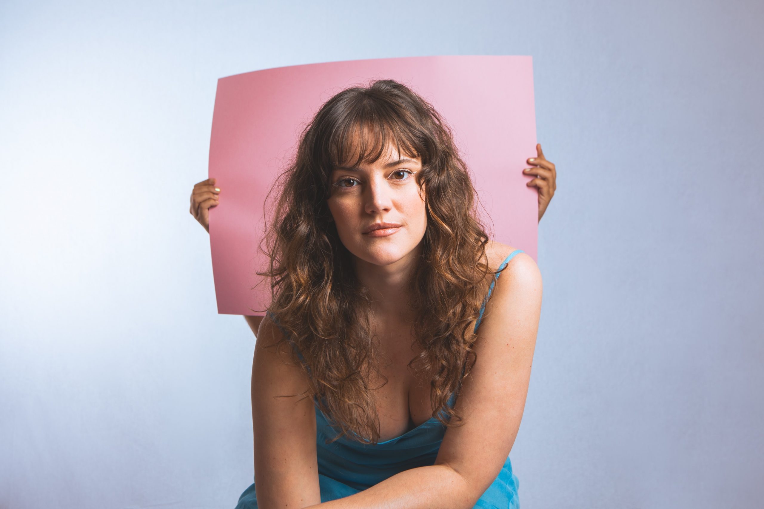 Em homenagem ao mar, Nathalie Alvim lança o single “Azul Salgado”