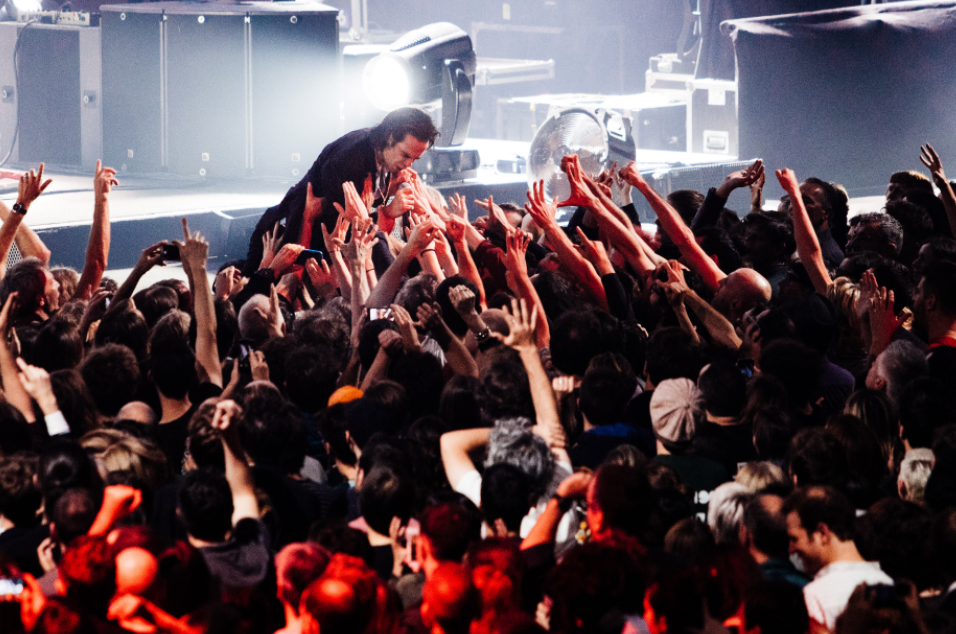 Nick Cave cria crowdfunding para ajudar membros de sua equipe durante pandemia