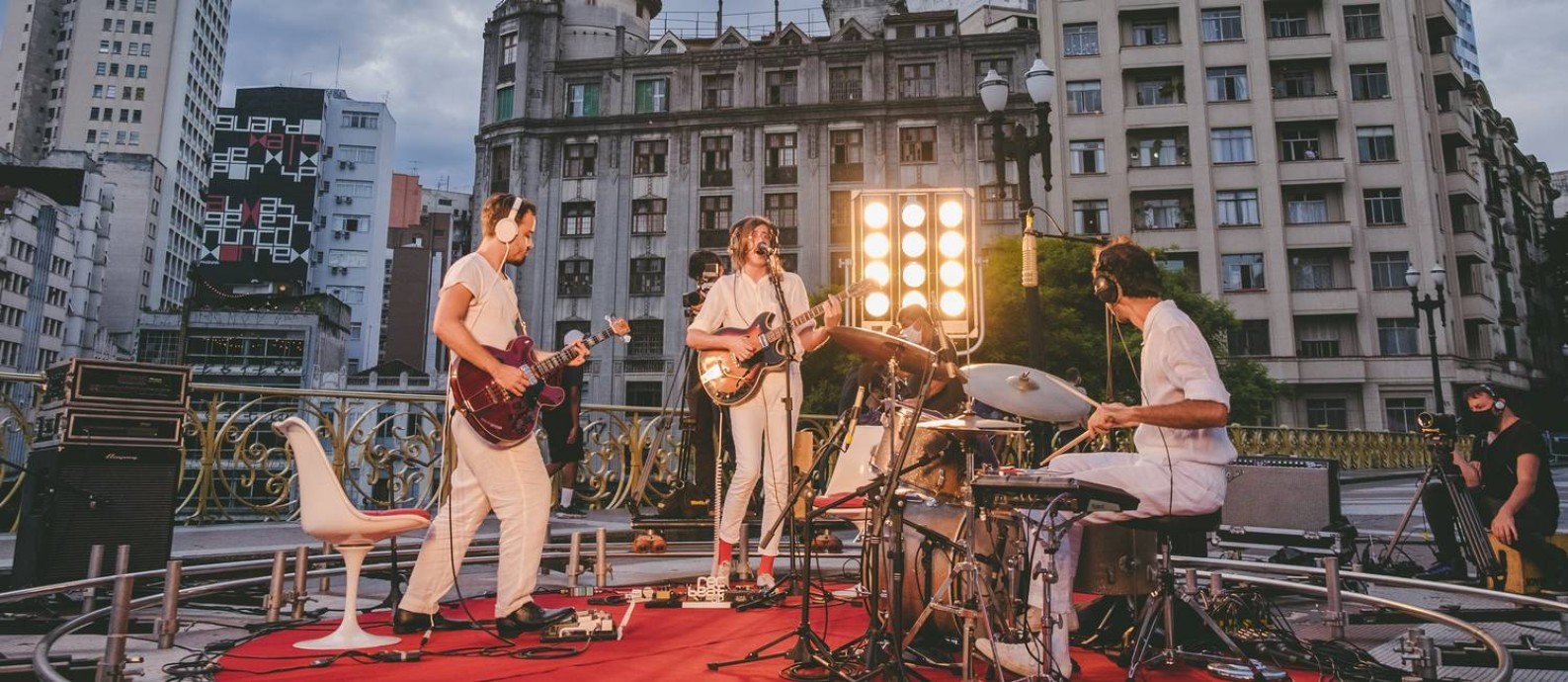 Em live no Viaduto Santa Ifigênia, O Terno ameniza a saudade dos shows
