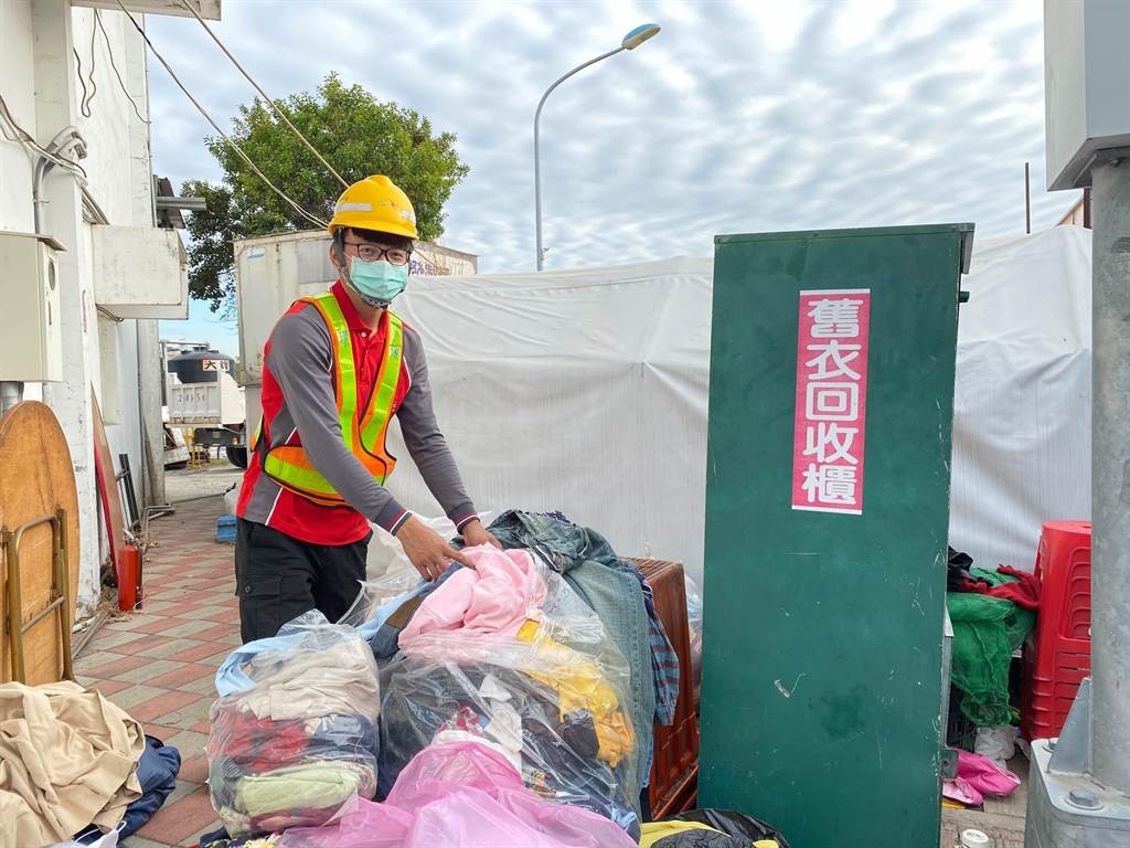 Homem encontra mais de US$ 10 mil em roupas descartadas e devolve aos donos