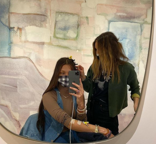 Bella Hadid mostra batalha contra Doença de Lyme