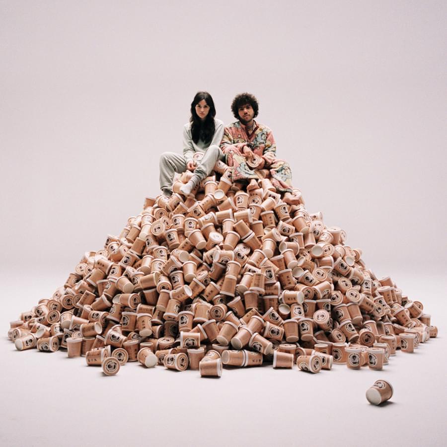 Com pilha de sorvetes, benny blanco e Gracie Abrams lança clipe de “Unlearn”