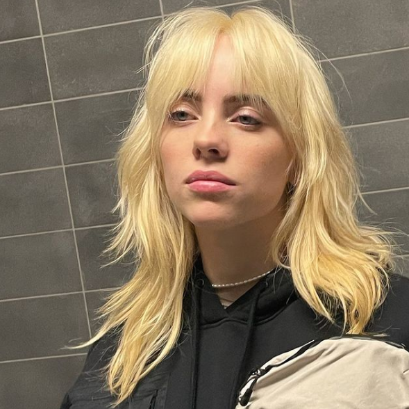 Billie Eilish radicaliza visual e inicia nova era com cabelo loiro