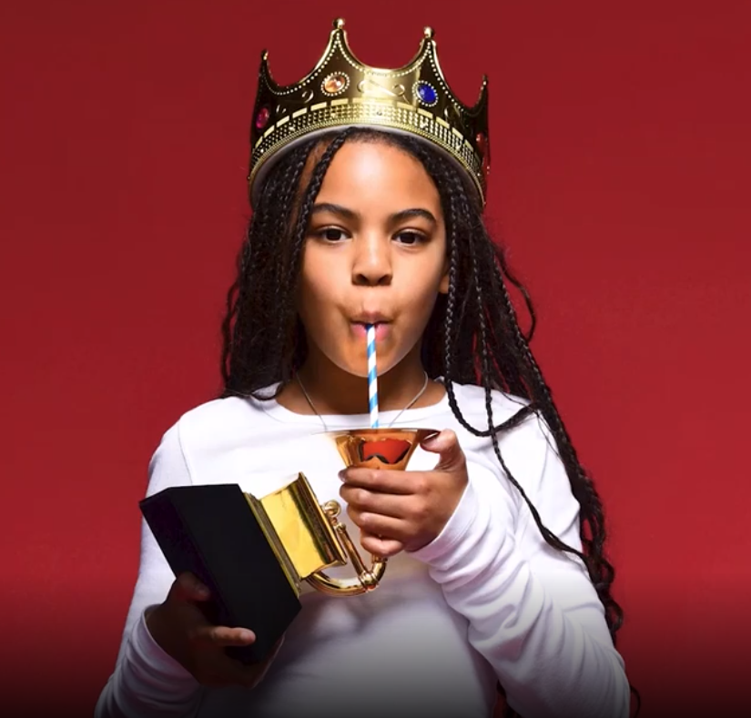 Blue Ivy imita o pai e transforma seu primeiro troféu do Grammy em copo