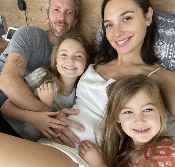 Gal Gadot está grávida pela terceira vez: 'lá vamos nós de novo'
